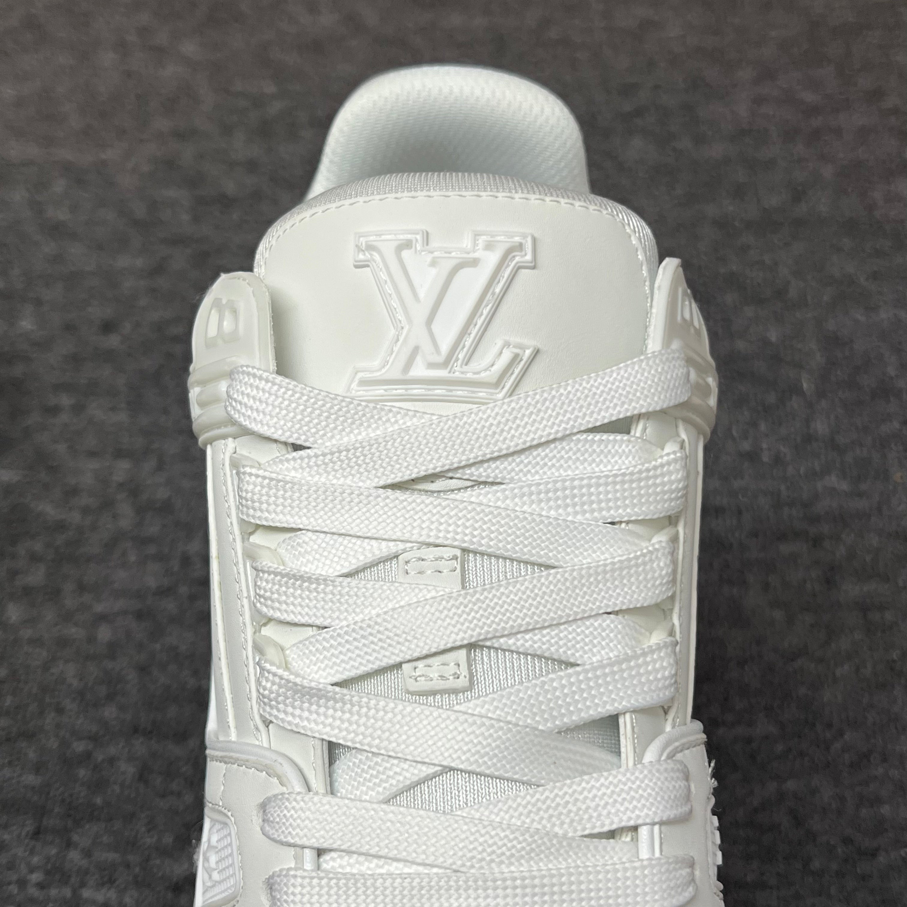 LOUIS VUITTON Trainer white