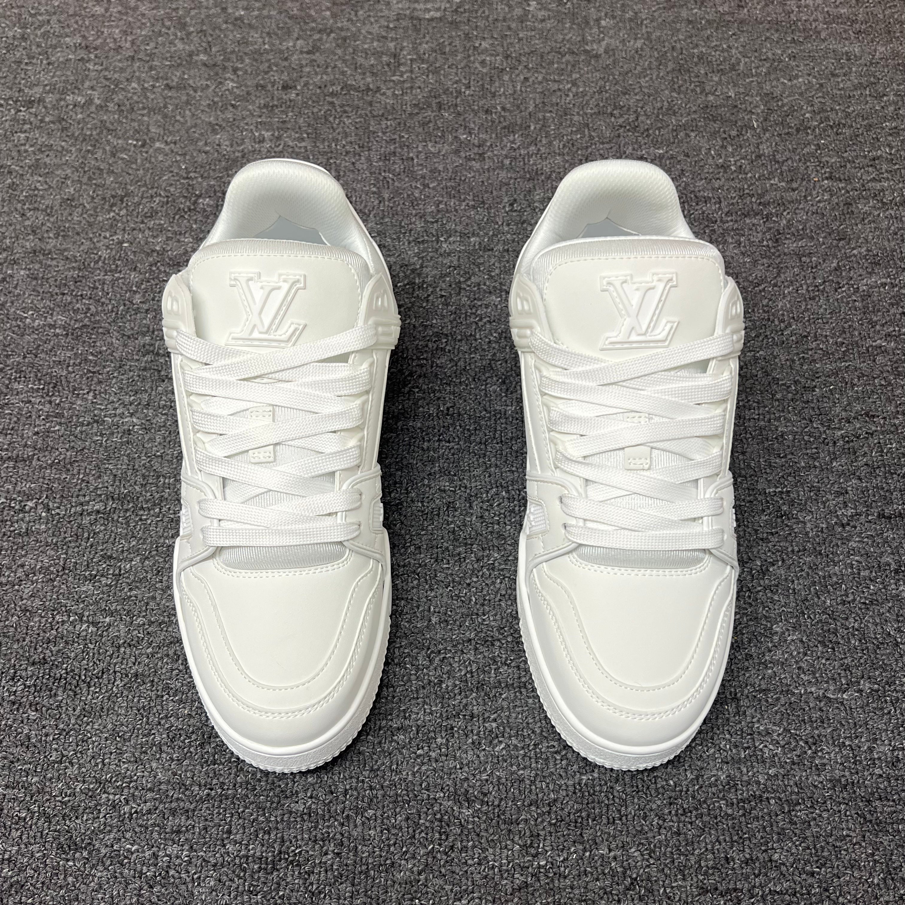LOUIS VUITTON Trainer white