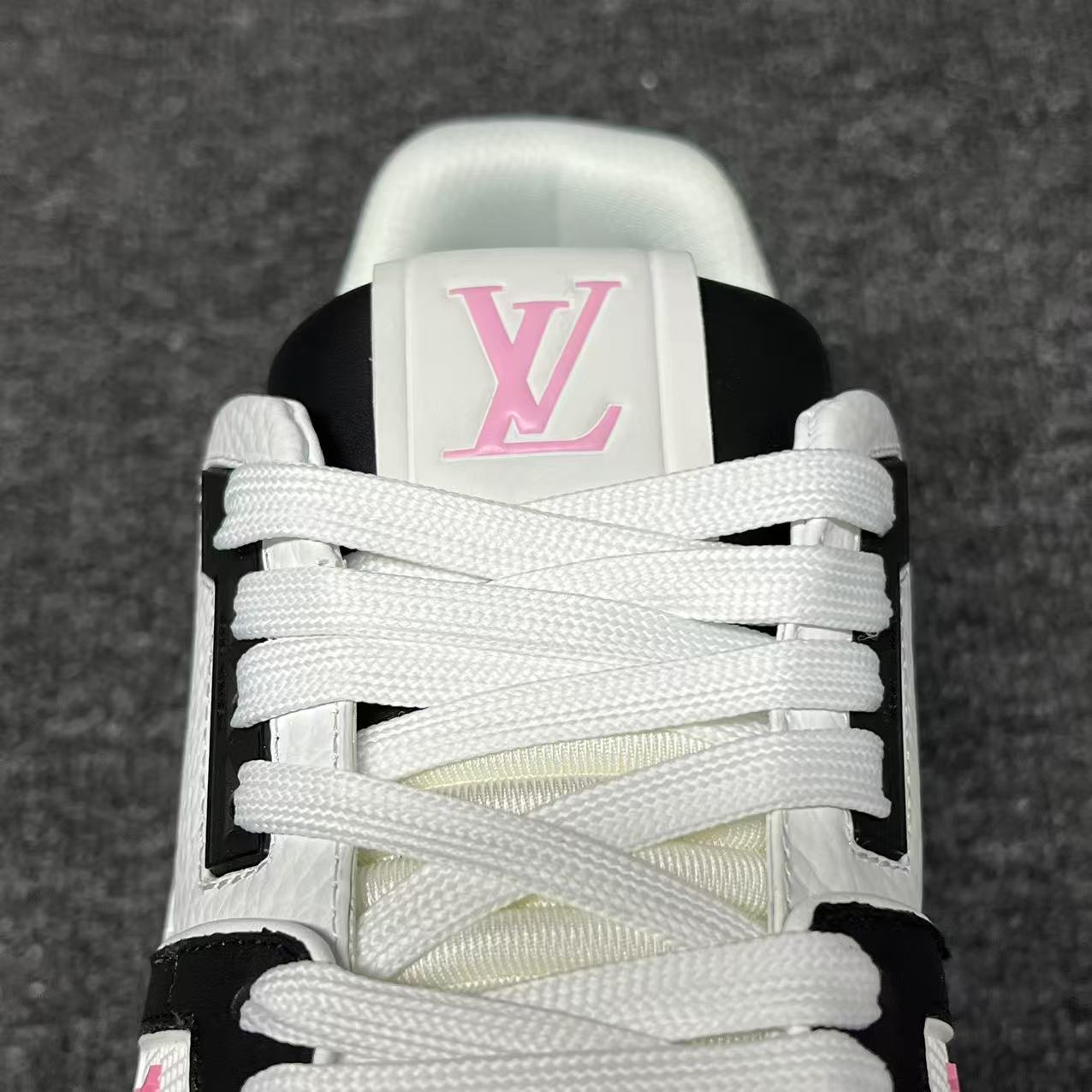 LOUIS VUITTON BOARD SKATES white and Powder