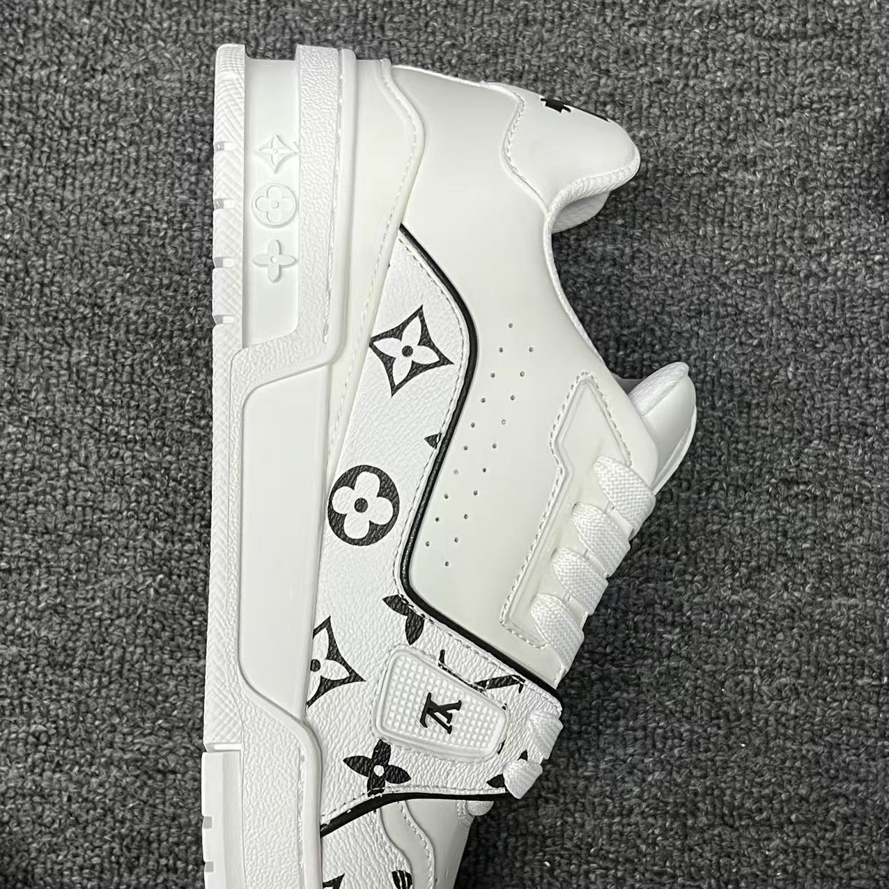 LOUIS VUITTON BOARD SKATES white Full print