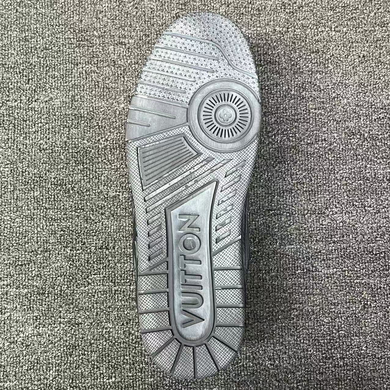 LOUIS VUITTON BOARD SKATES Aged black