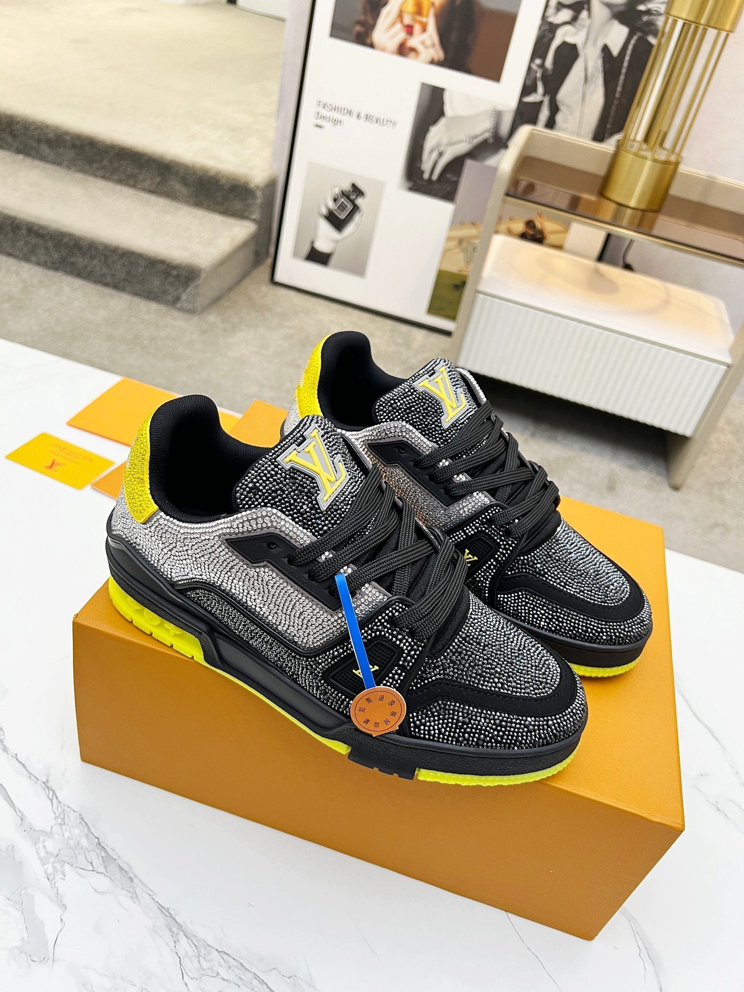 Trainer drilling shoes yellow and black