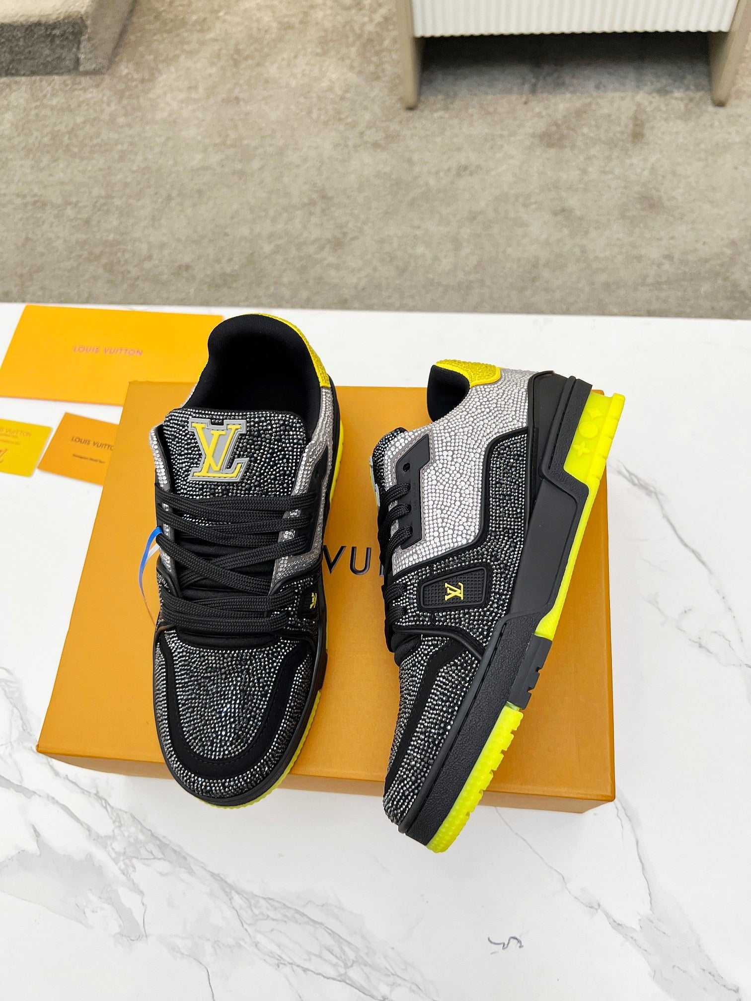 Trainer drilling shoes yellow and black
