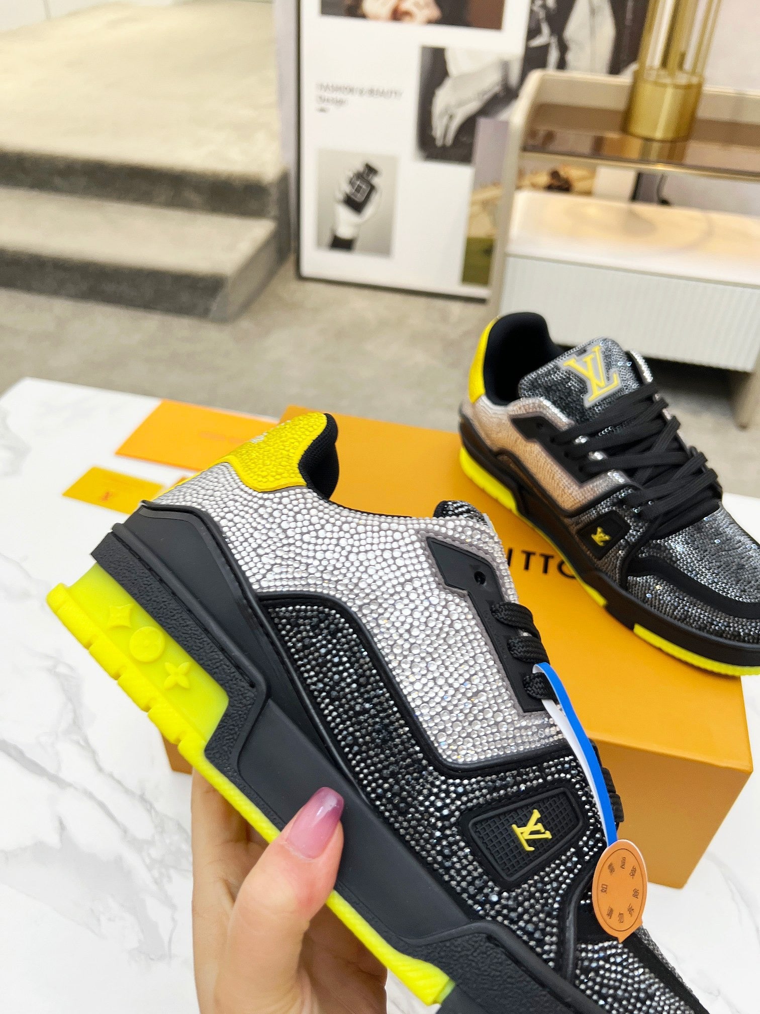 Trainer drilling shoes yellow and black