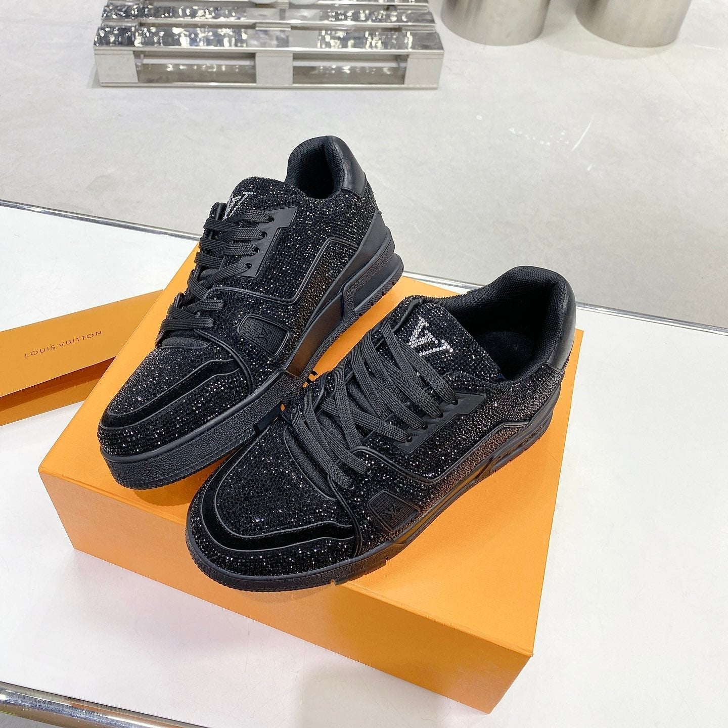 Trainer drilling shoes all black