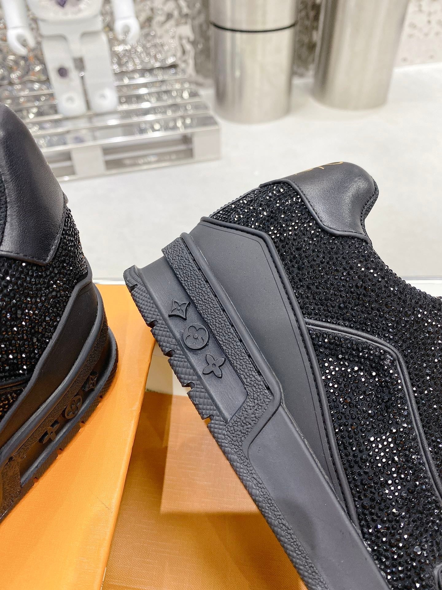Trainer drilling shoes all black