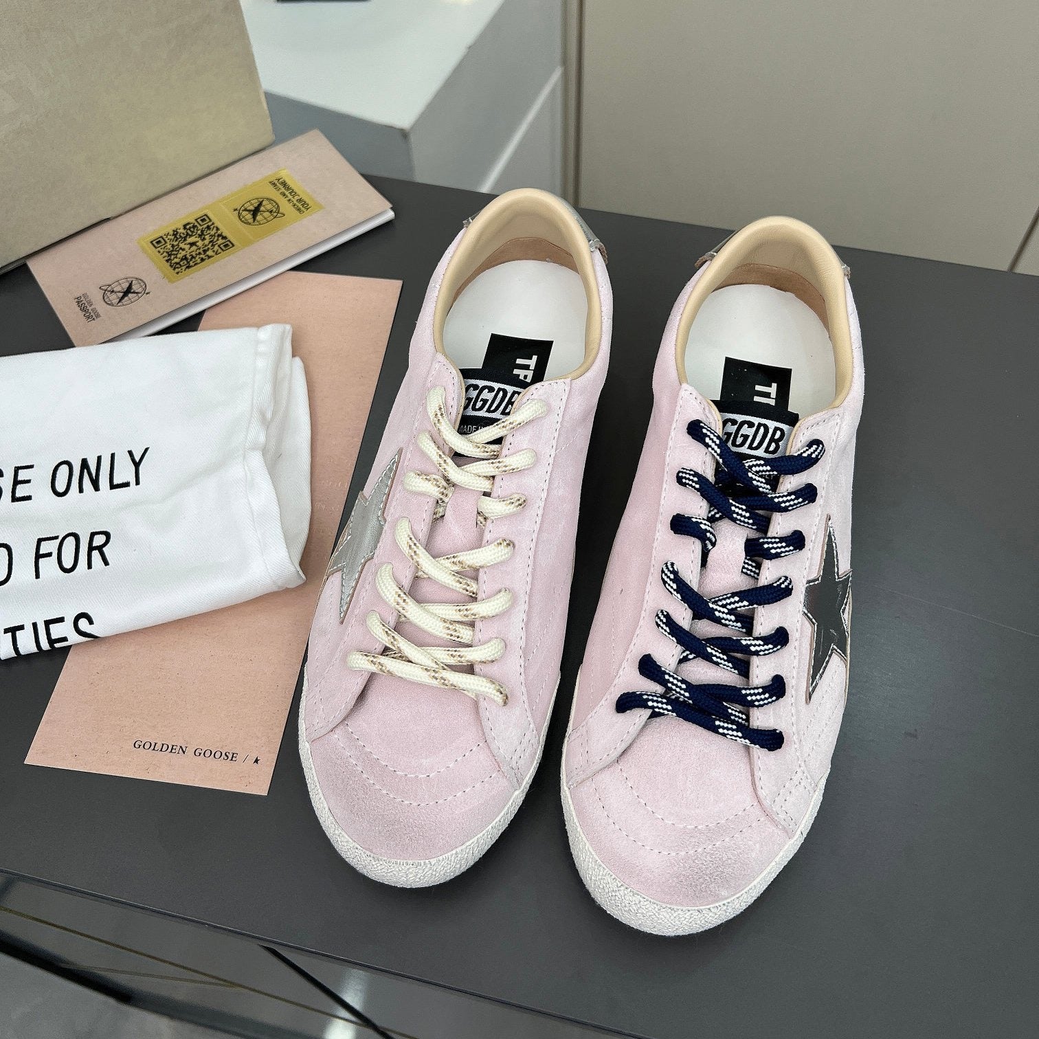 Golden Goose Foundation make-up White Star