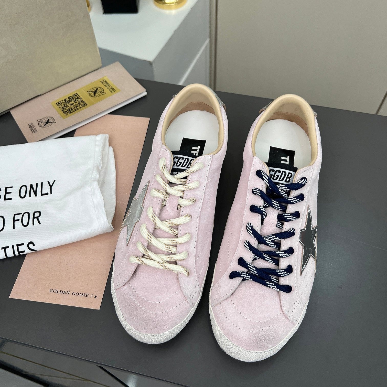 Golden Goose Foundation make-up White Star
