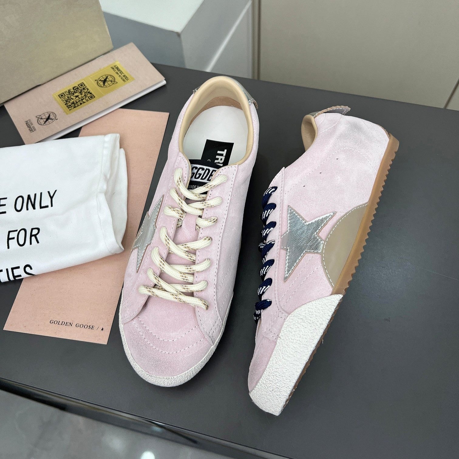 Golden Goose Foundation make-up White Star