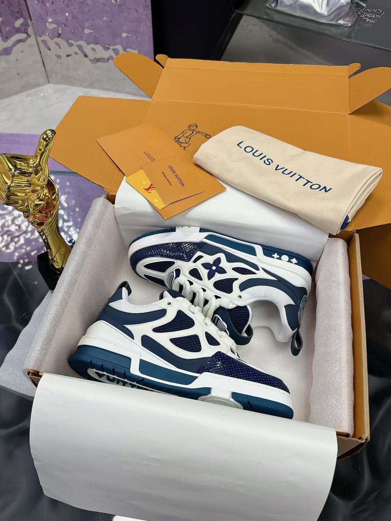 LV  Skate blue and white
