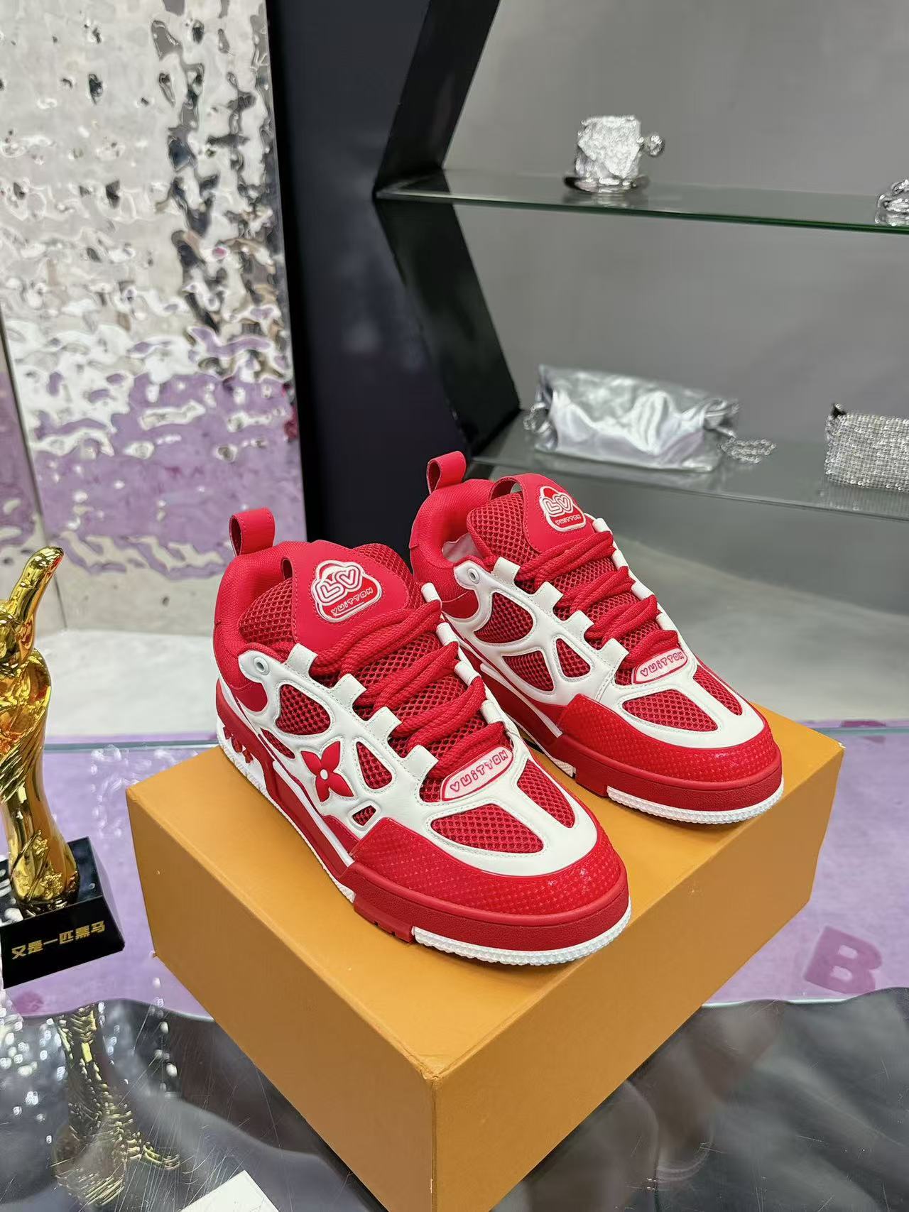 LV  Skate red