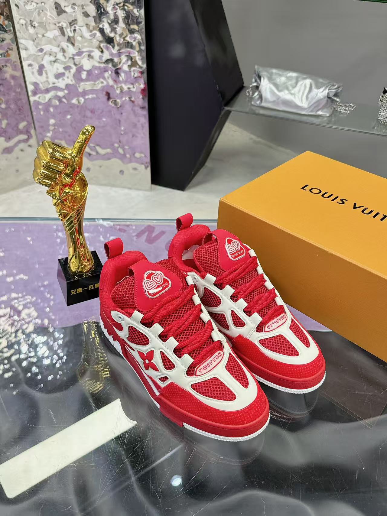 LV  Skate red