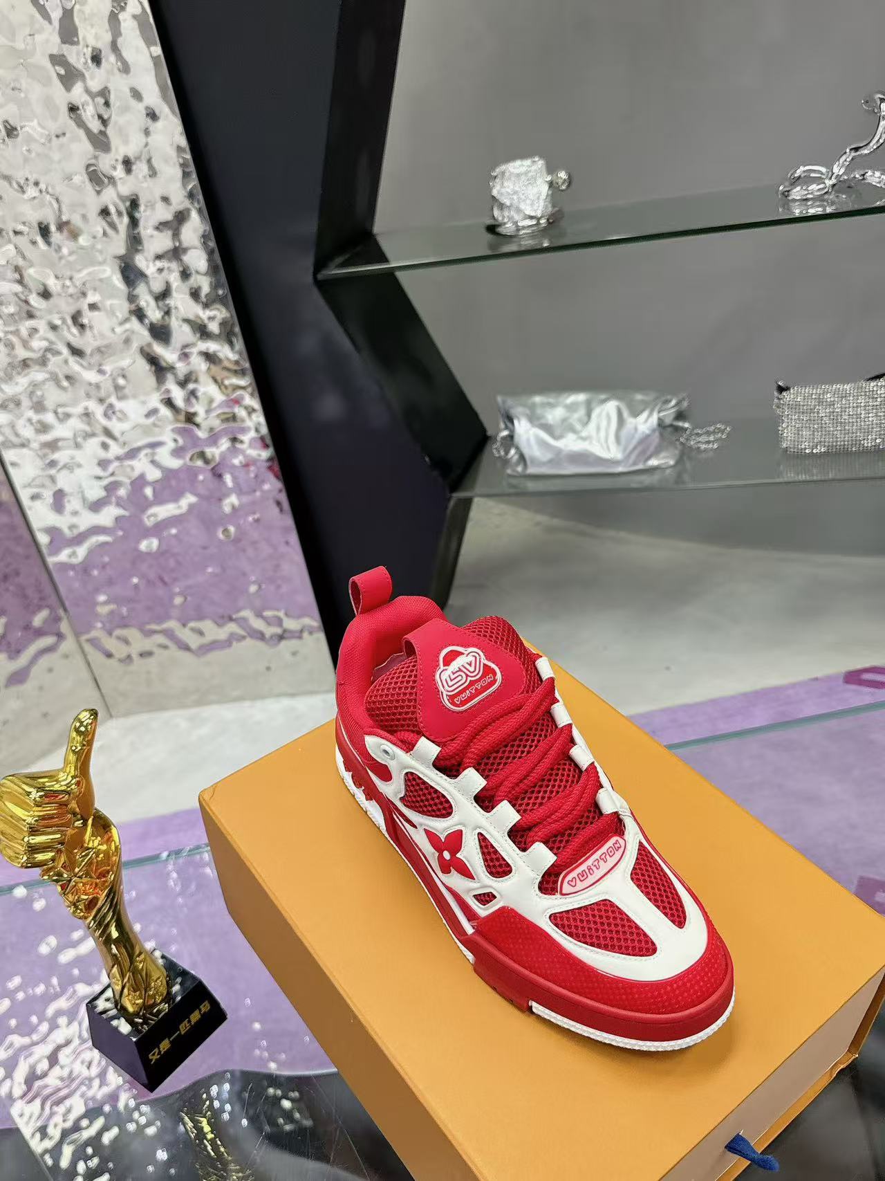 LV  Skate red
