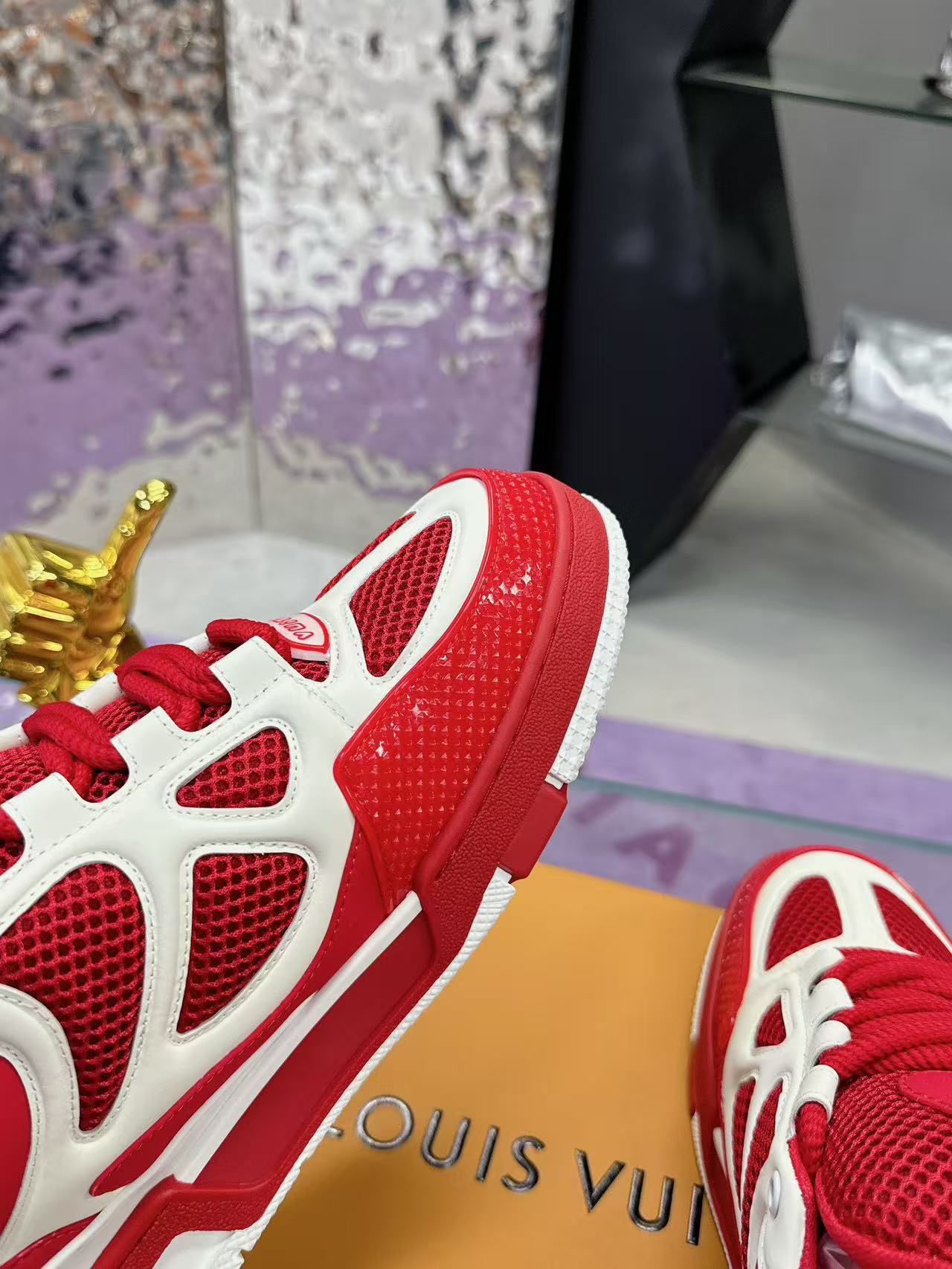 LV  Skate red