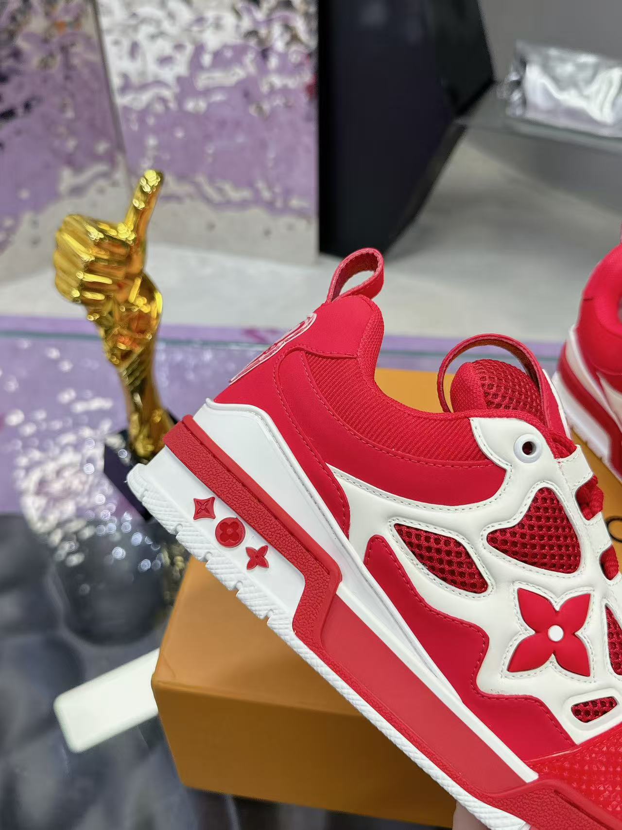 LV  Skate red
