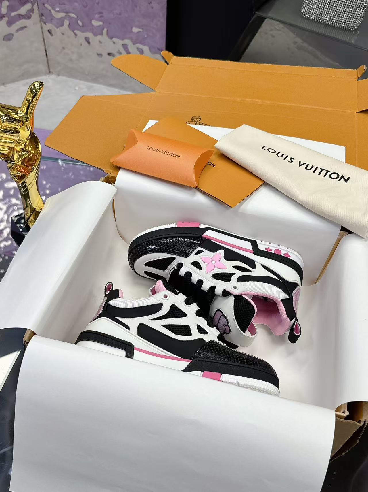 LV Skate black pink