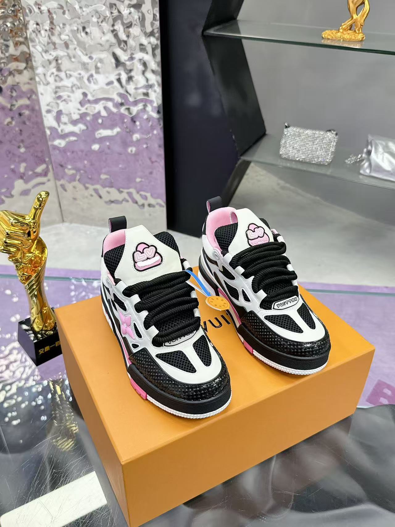 LV Skate black pink