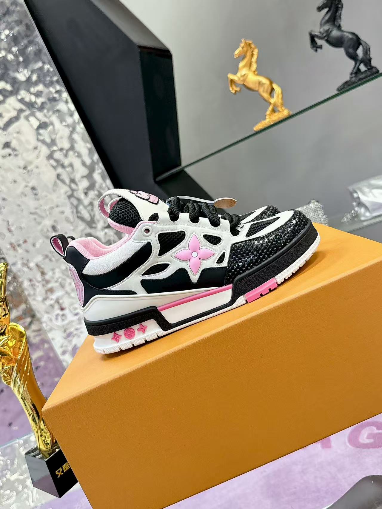 LV Skate black pink
