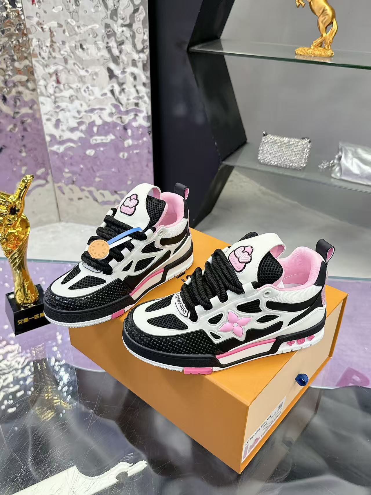 LV Skate black pink