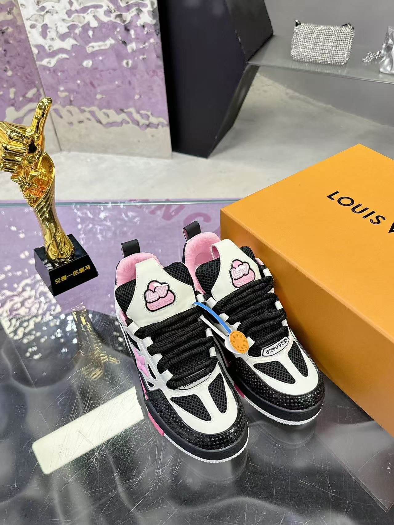 LV Skate black pink