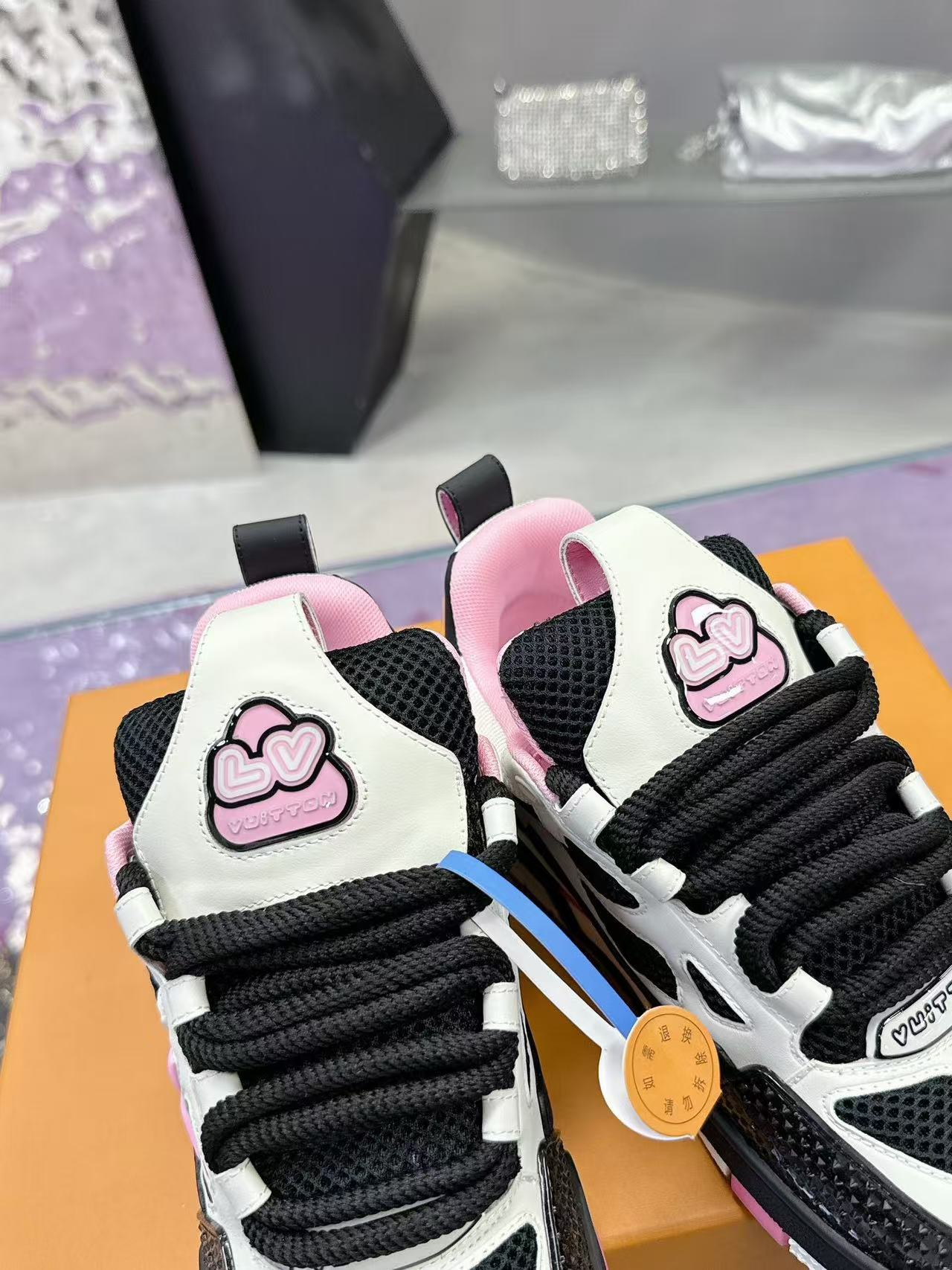 LV Skate black pink