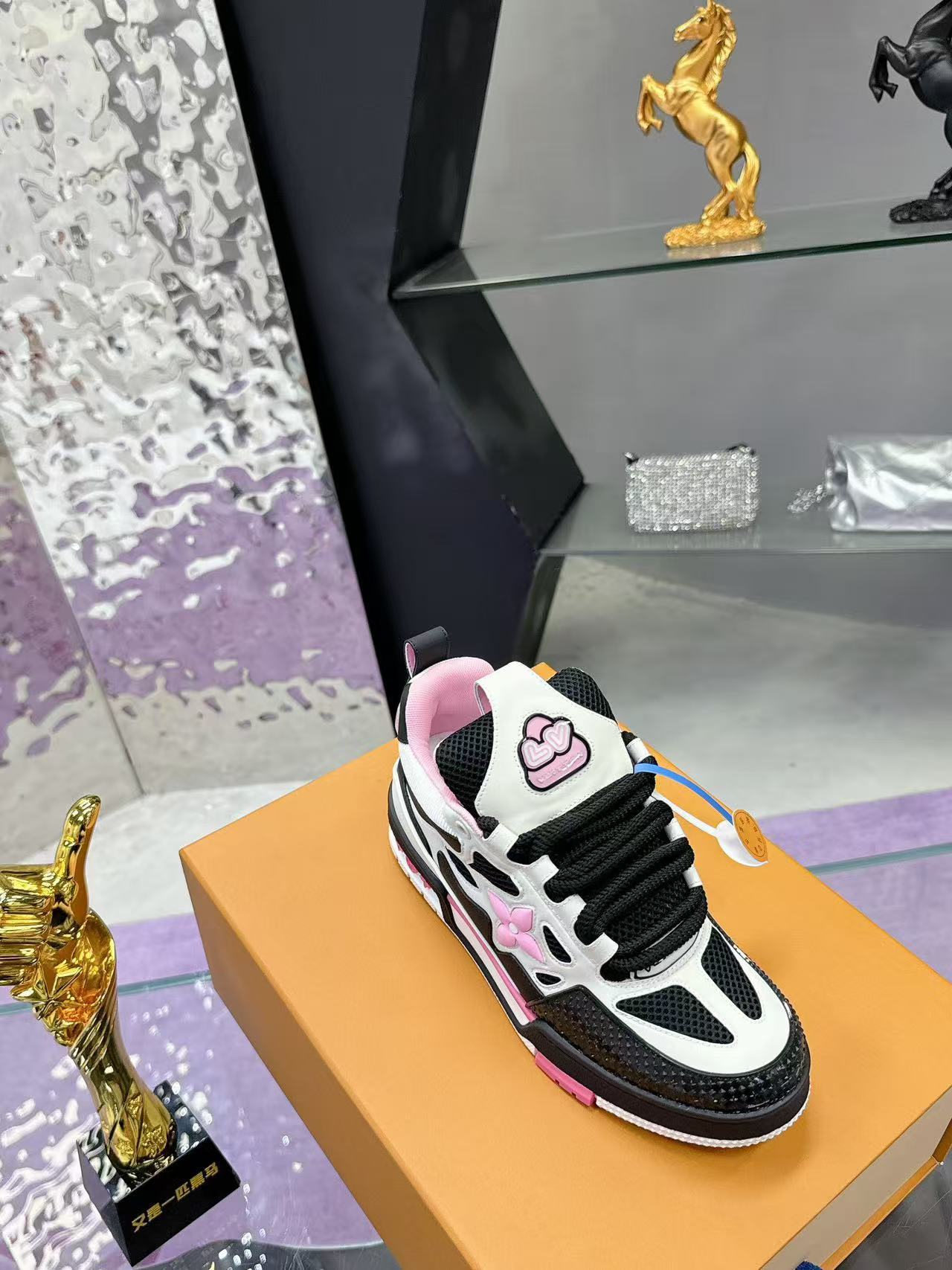 LV Skate black pink