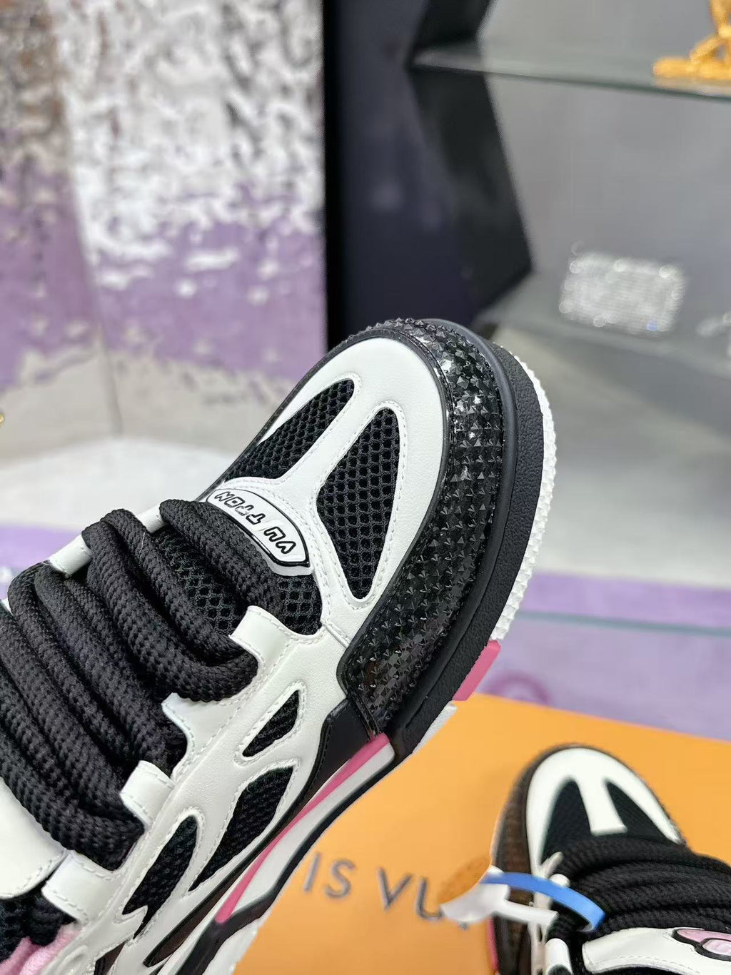LV Skate black pink