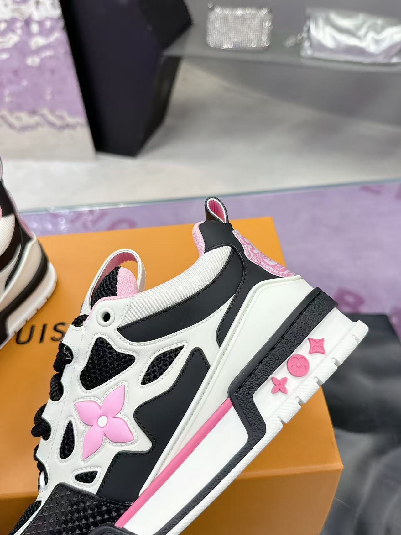 LV Skate black pink