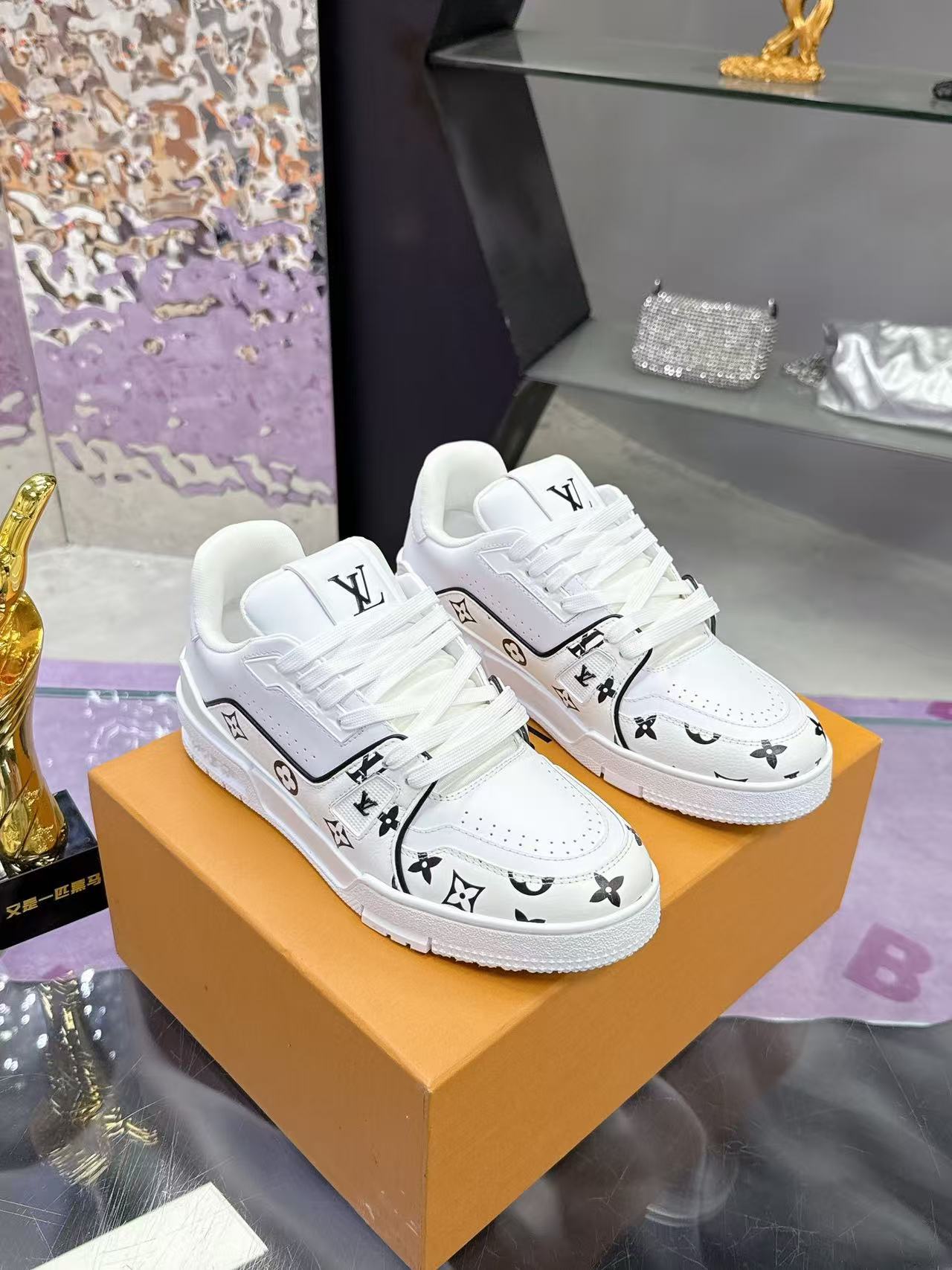 LV trainer white and black print