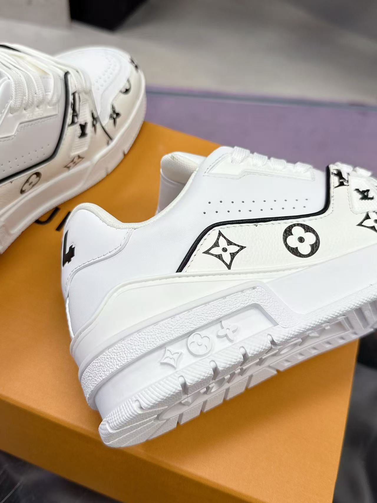 LV trainer white and black print