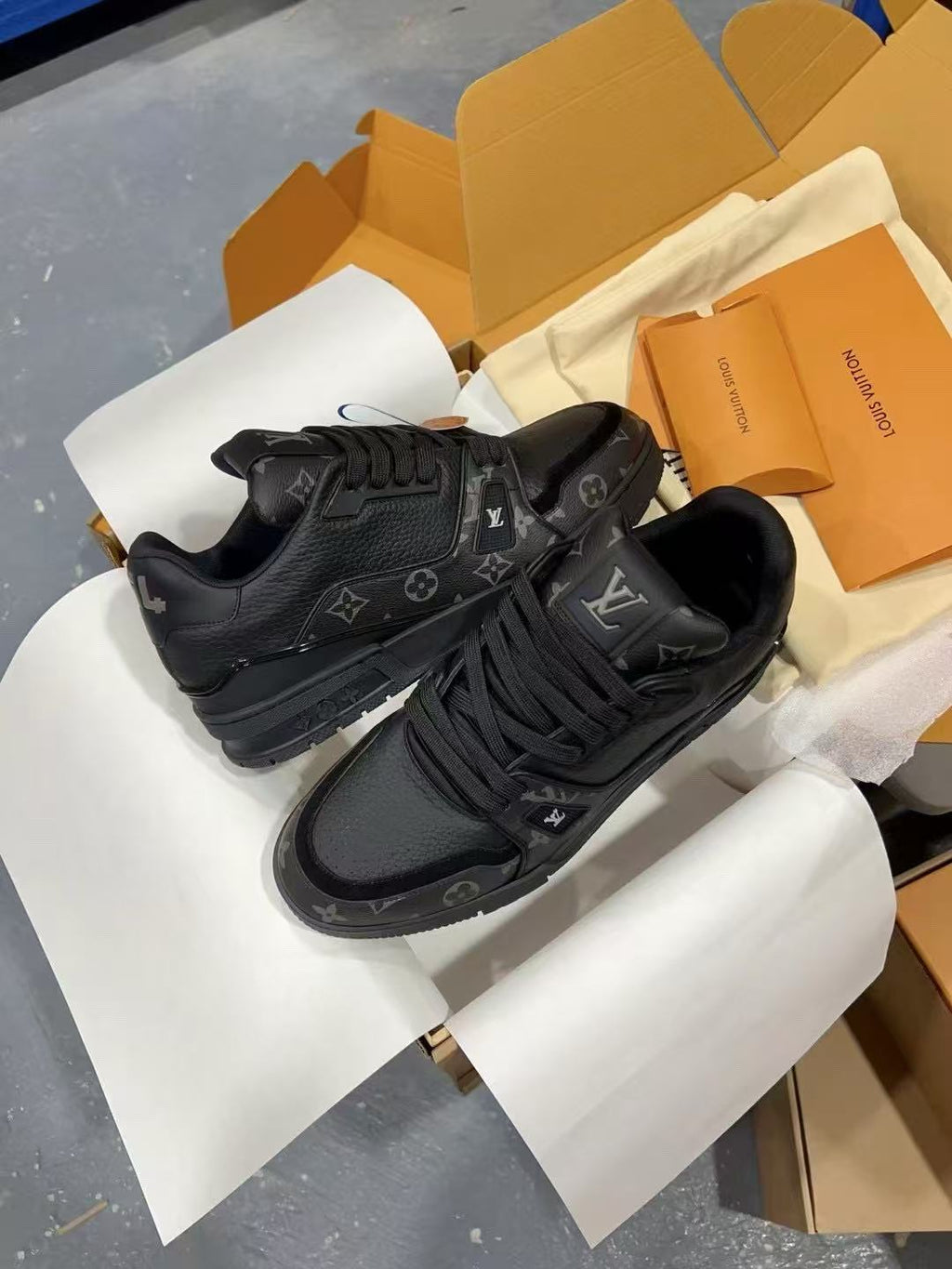 LV  trainer Luxury Grey