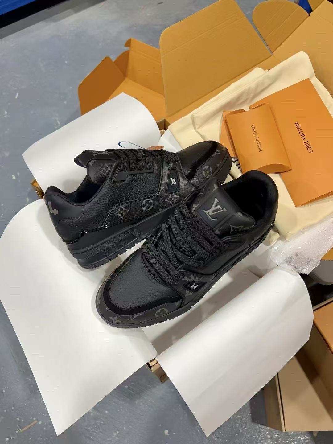 LV  trainer Luxury Grey