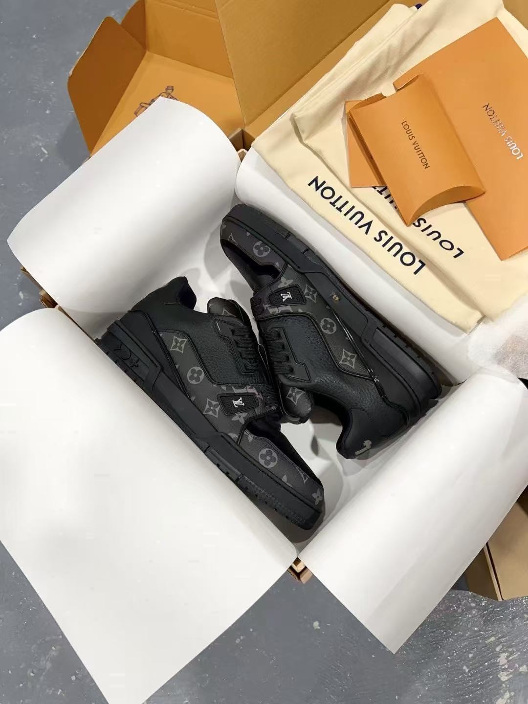 LV  trainer Luxury Grey