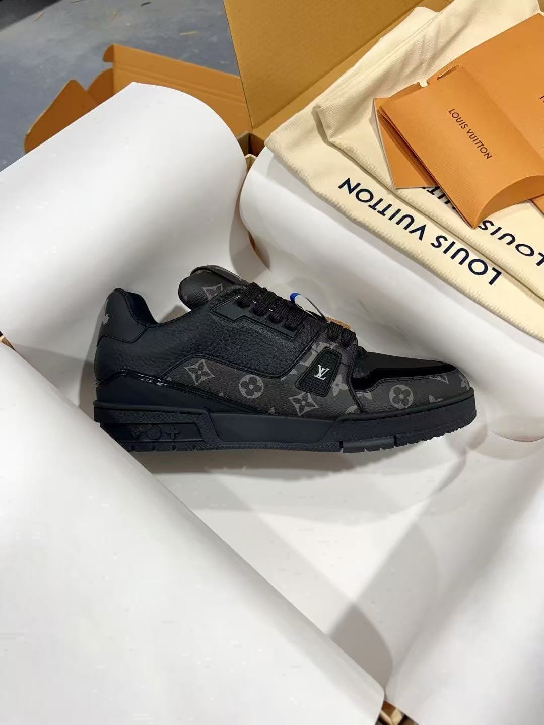 LV  trainer Luxury Grey