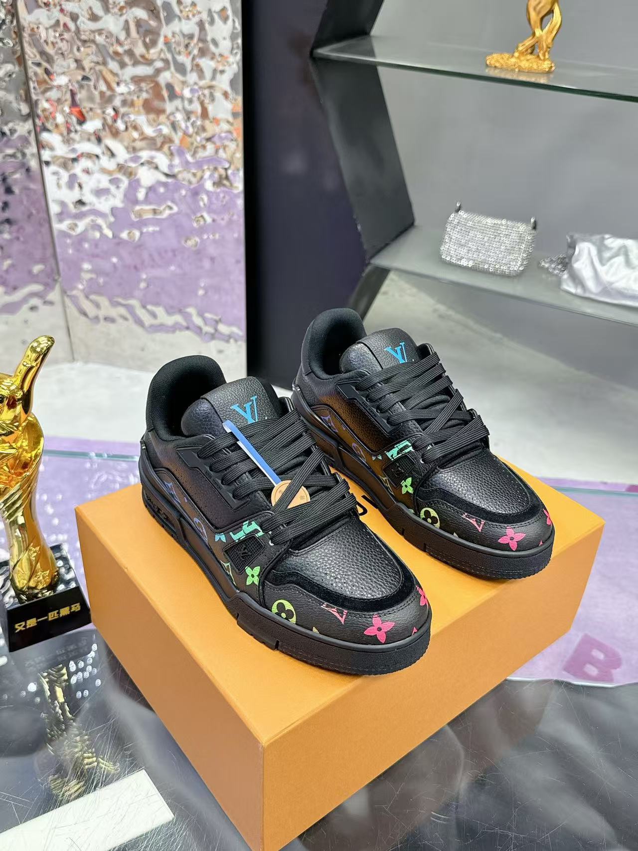 LV trainer black color print