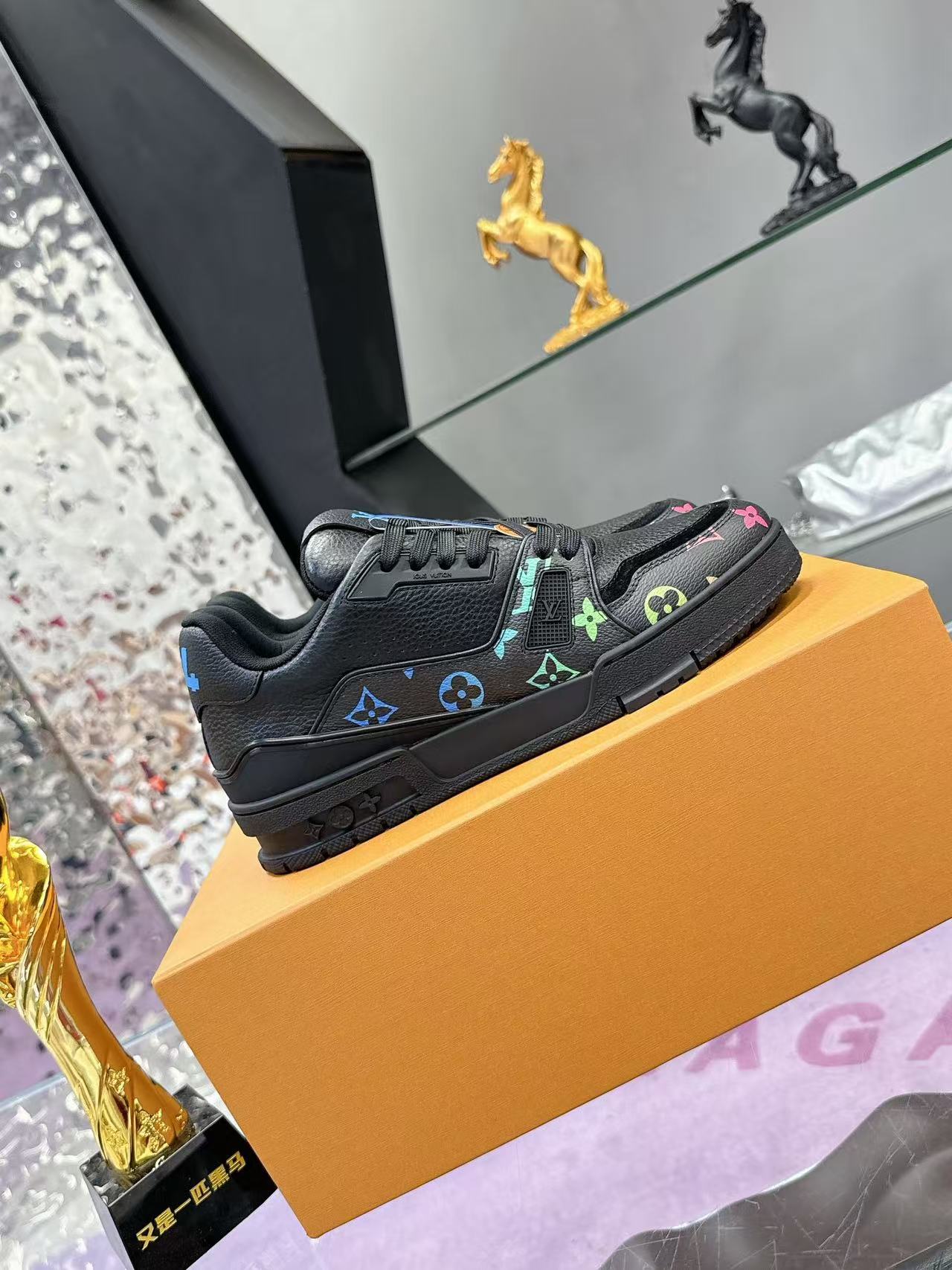 LV trainer black color print