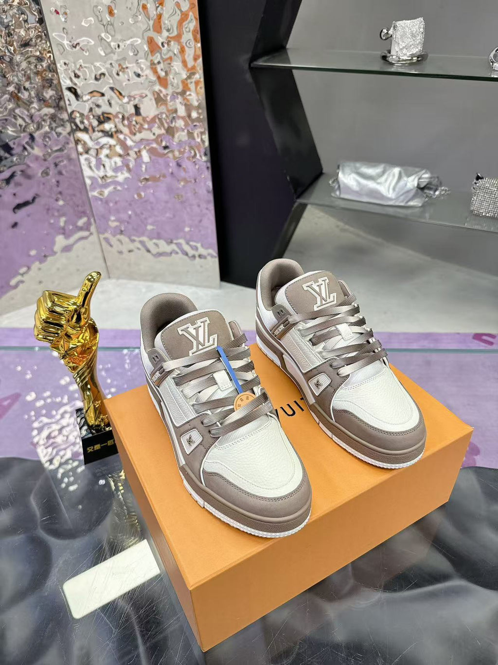LV trainer light pink