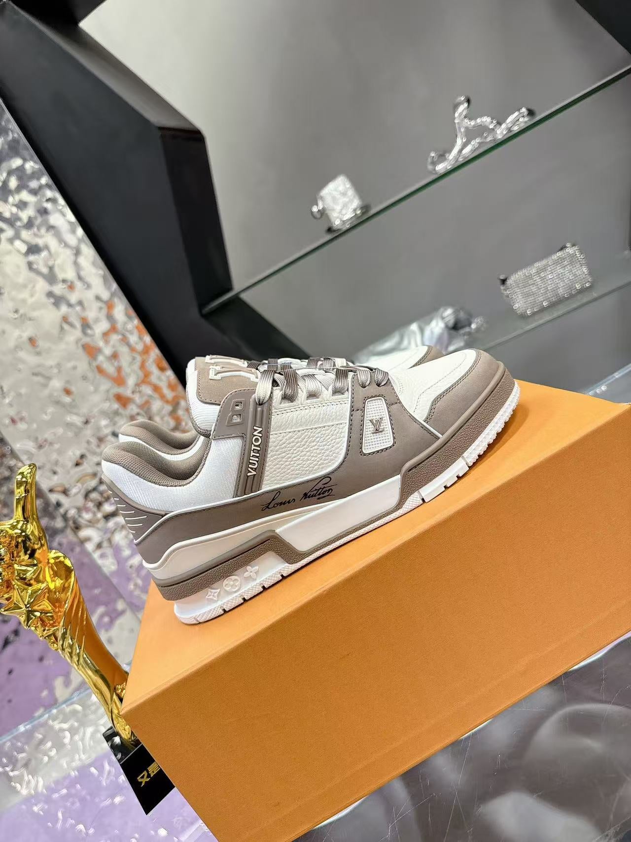 LV trainer light pink