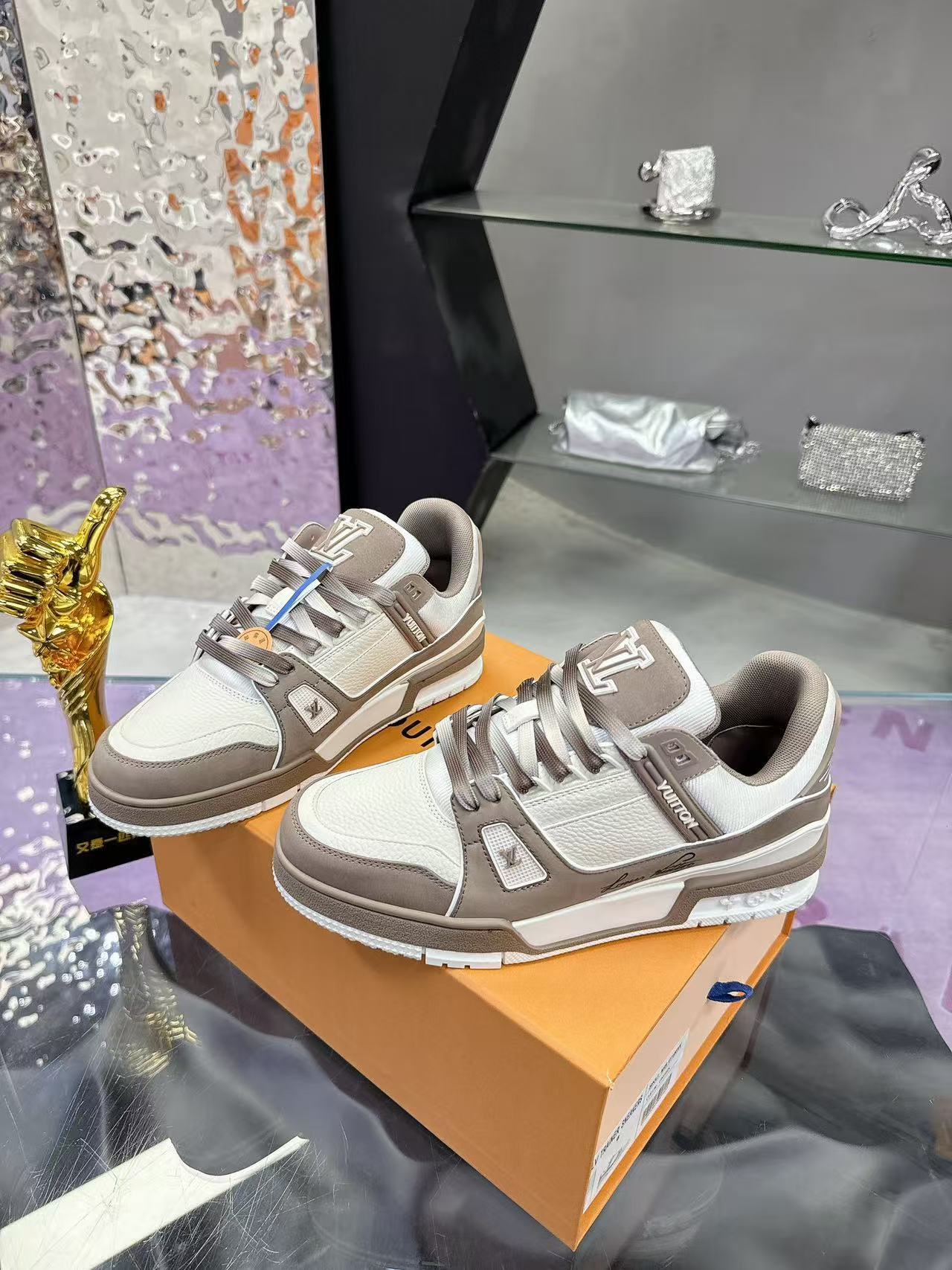 LV trainer light pink