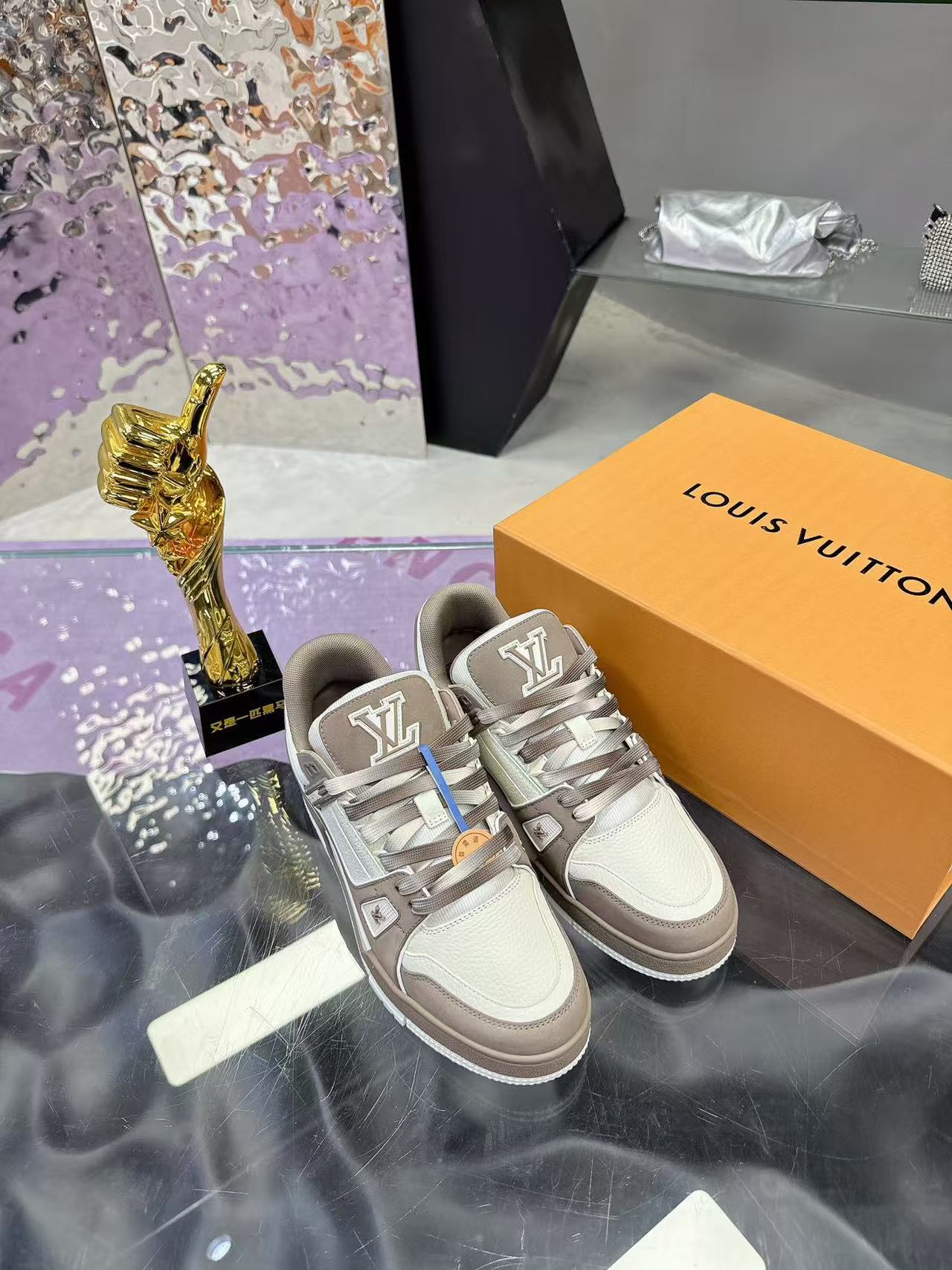LV trainer light pink