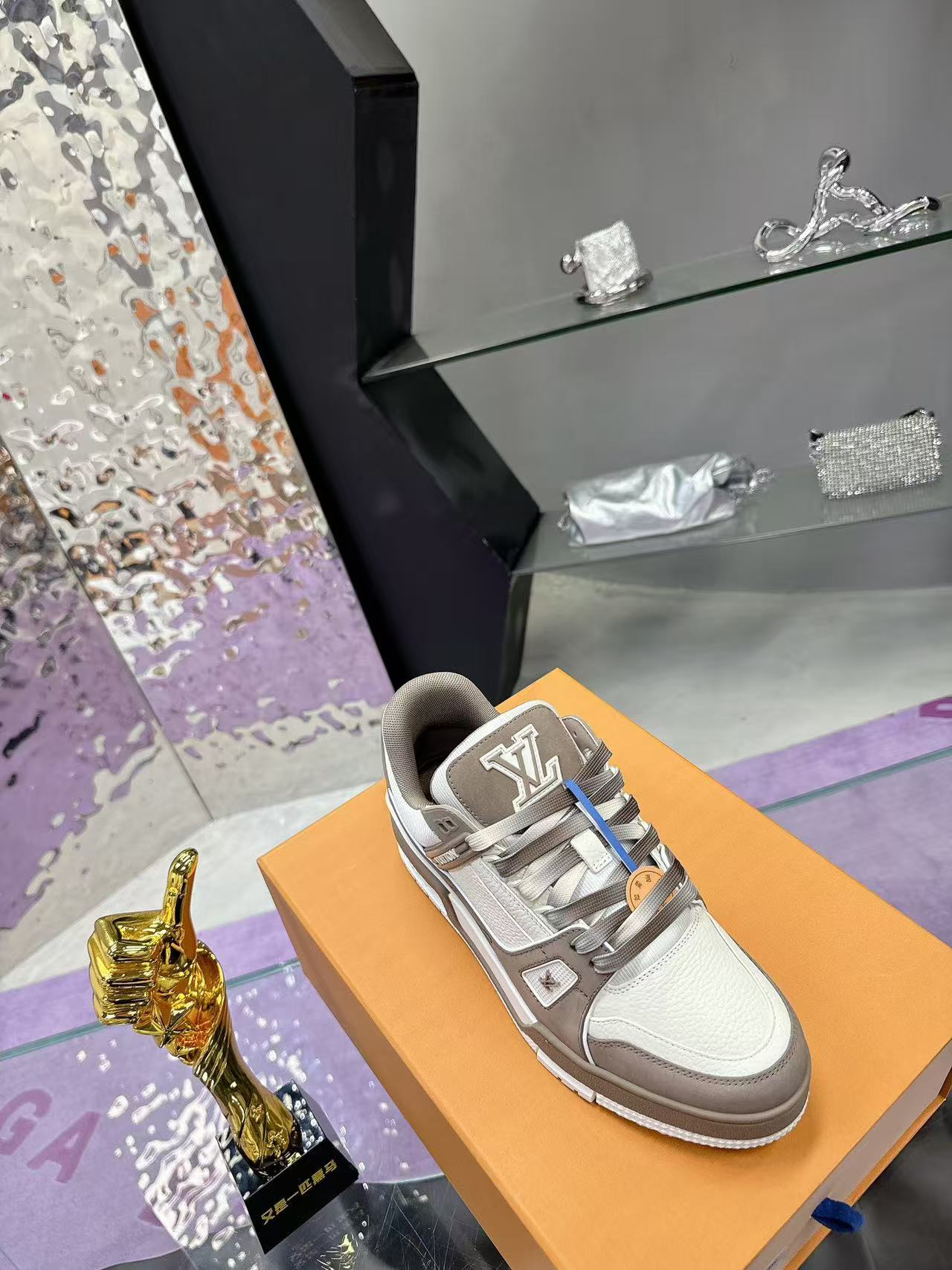 LV trainer light pink