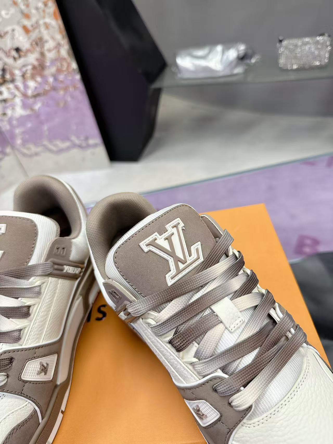 LV trainer light pink