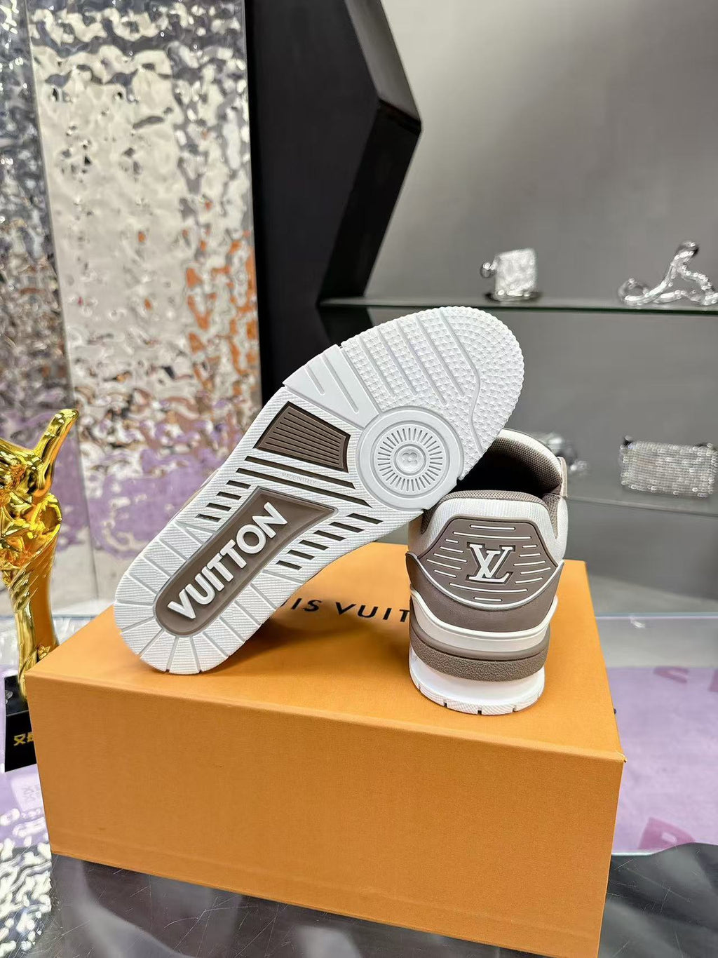 LV trainer light pink