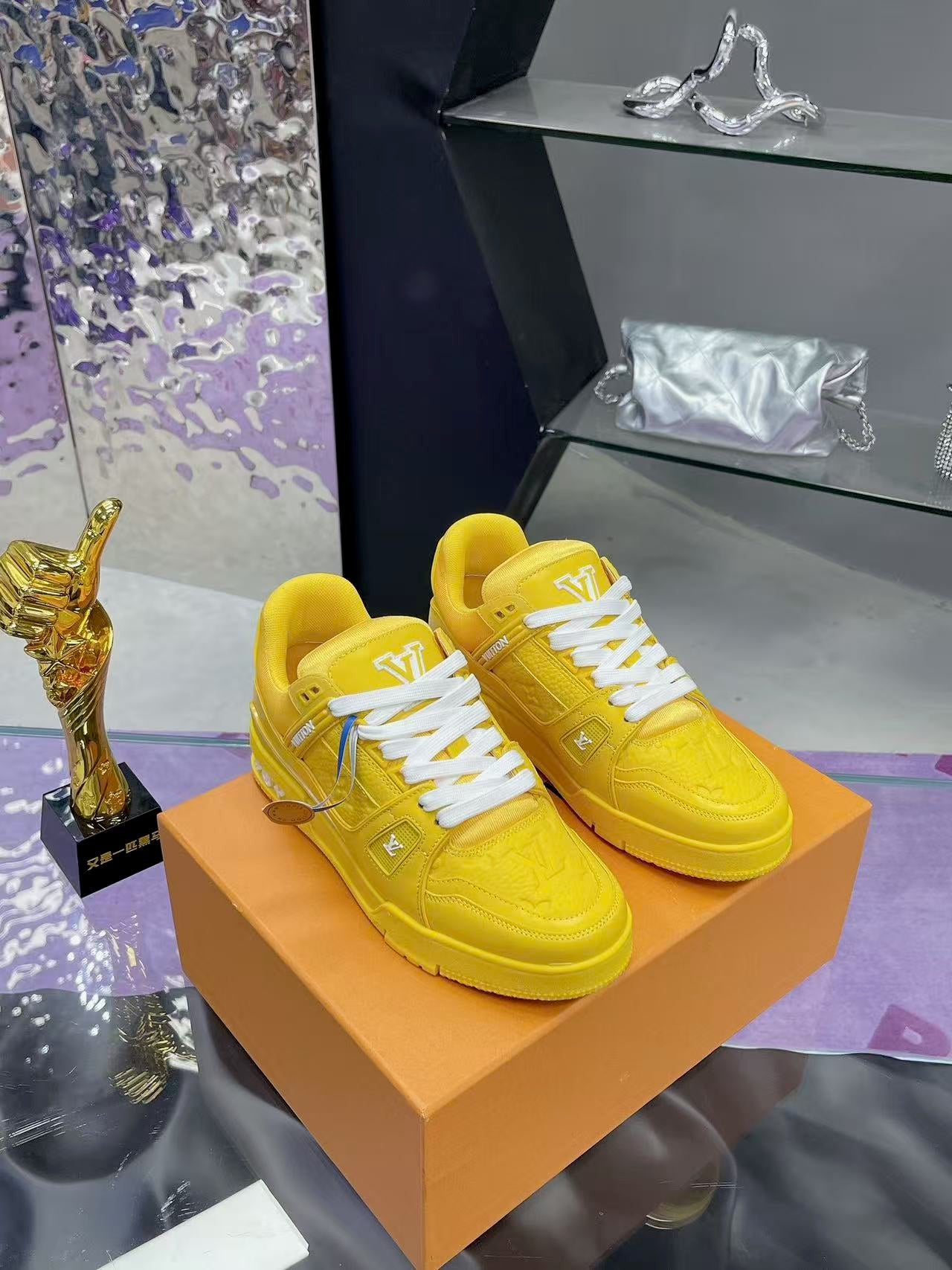 LV trainer yellow