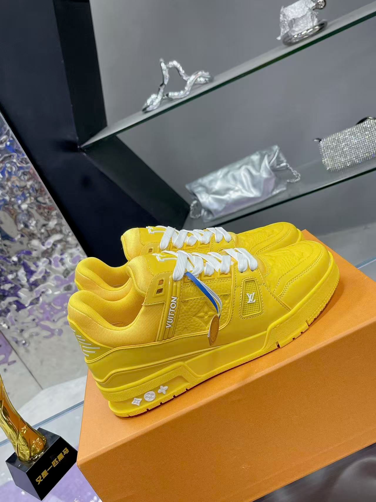 LV trainer yellow