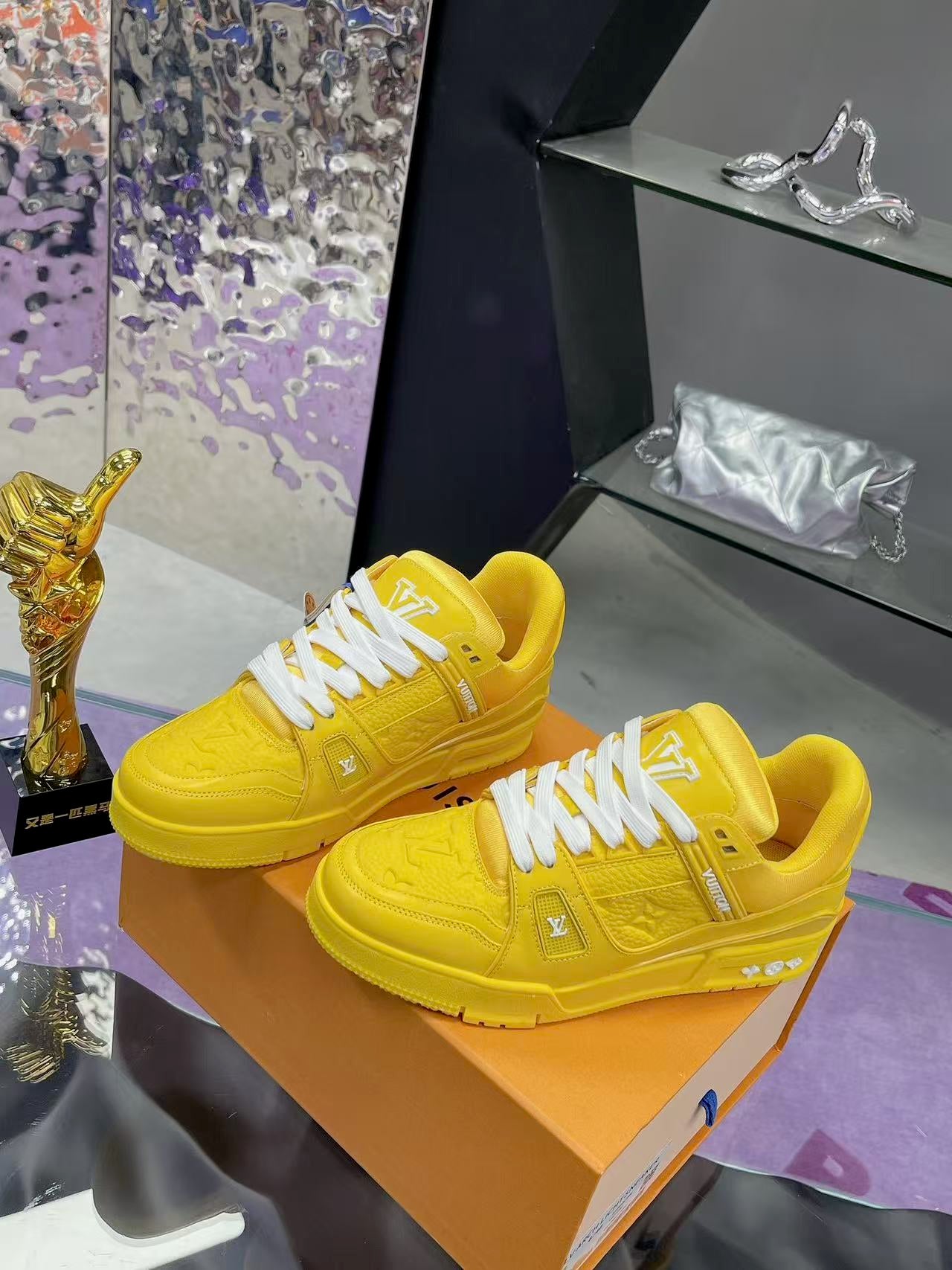 LV trainer yellow