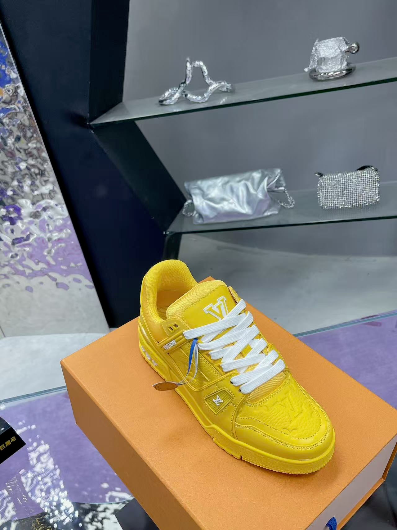 LV trainer yellow