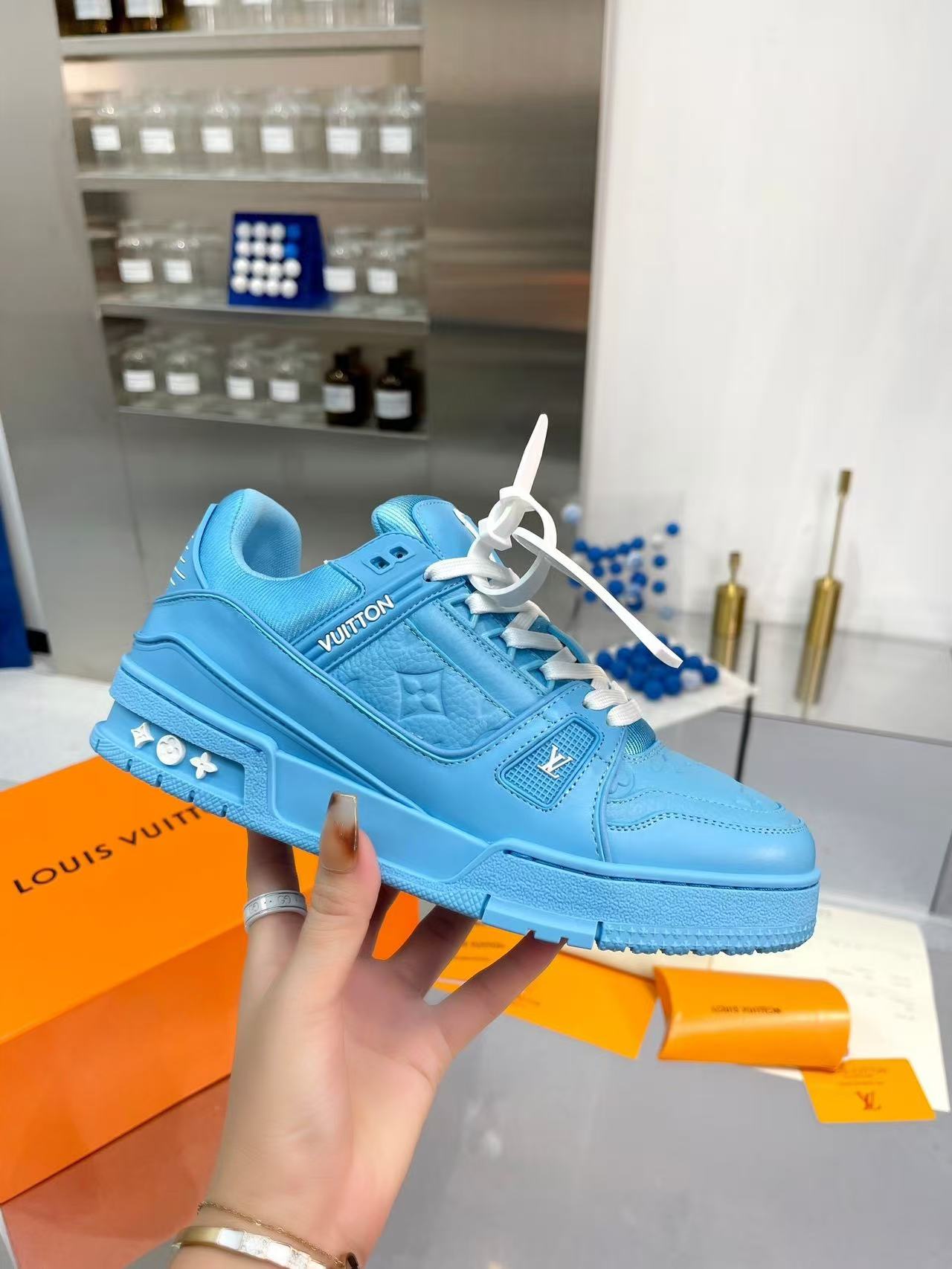 LV trainer blue