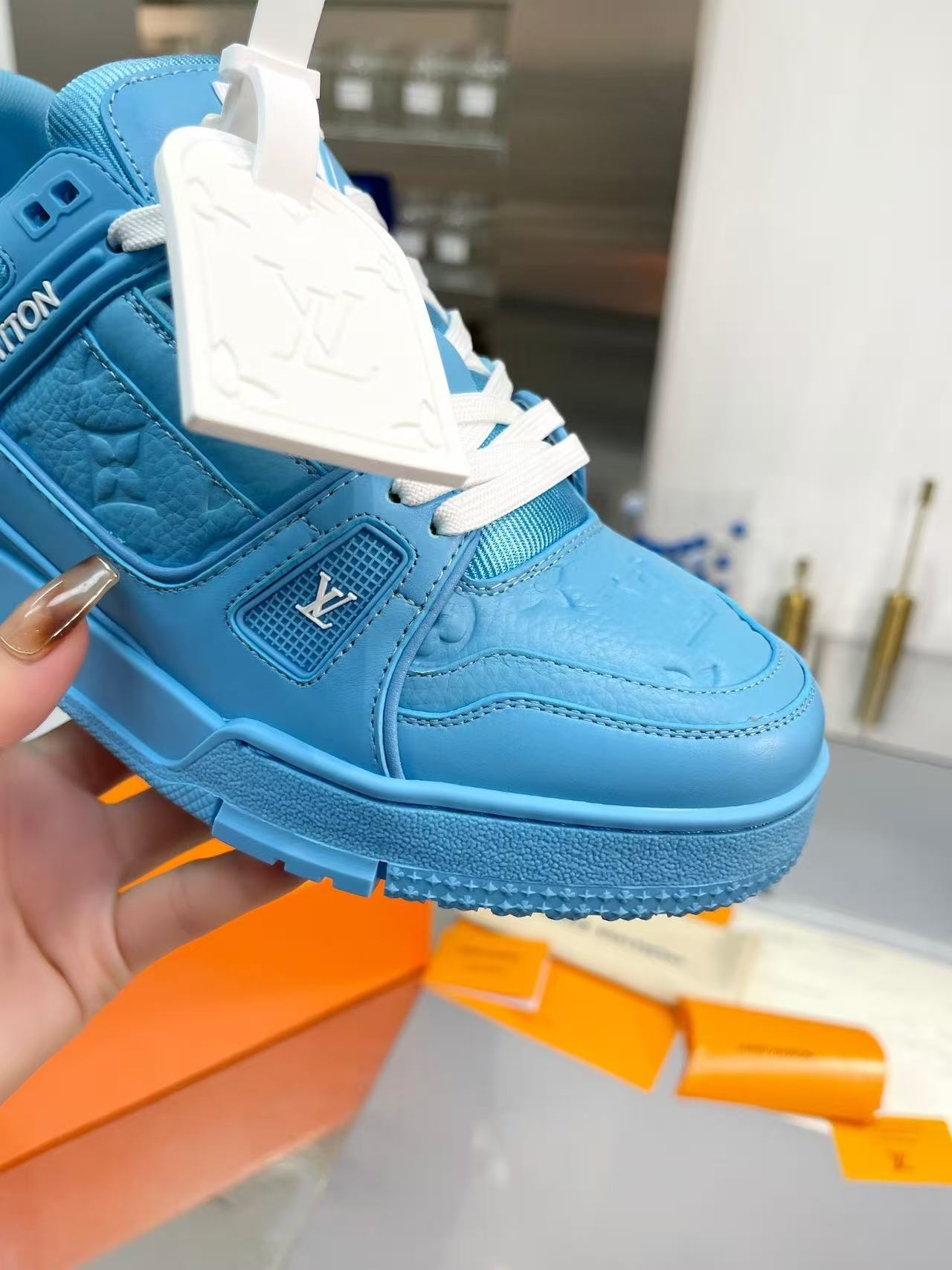 LV trainer blue
