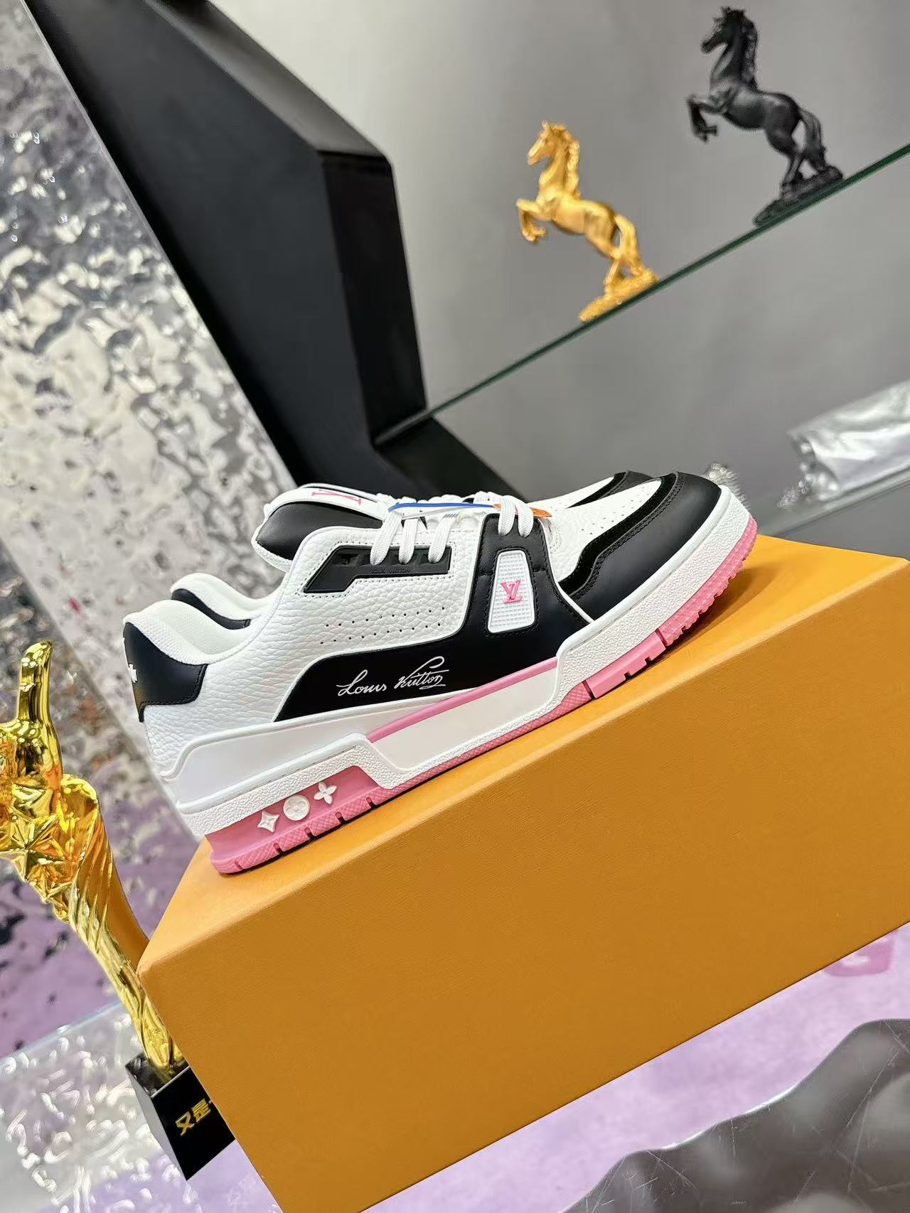 LV trainer pink, white and black